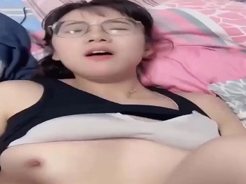 Phim sex Sinh Viên - Em kính cận xinh đẹp bị đè ra đụ mạnh bạo cực sướng